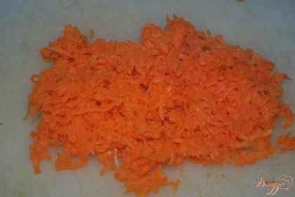 Морковь натереть на терке мелко