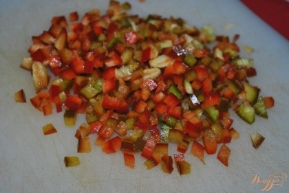 Очистить и нарезать болгарский перец мелко