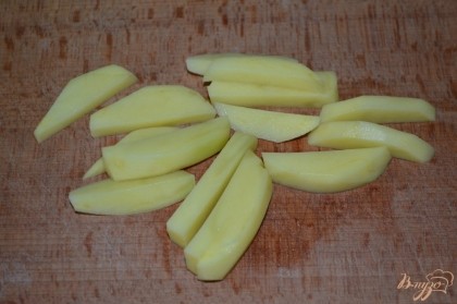 Картофель нарезать крупной соломкой.