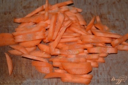 Морковь нарезать тонкой соломкой.