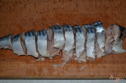Рыбу нарезать стейками.