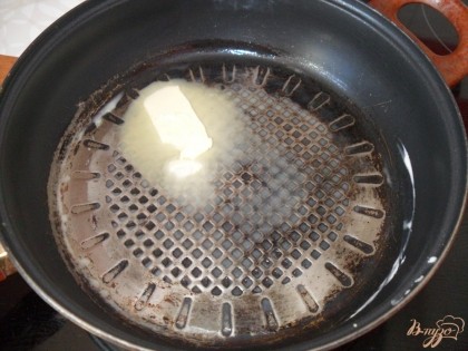 В сковороде растопить сливочное масло.