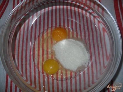 Яйца взбить с сахаром