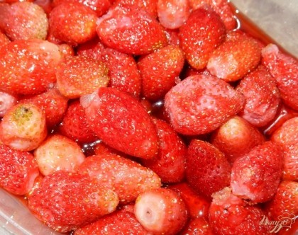 Ну а пока блины жарятся, готовлю к ним творожный крем с клубникой. Замороженные ягоды предварительно надо полностью разморозить.