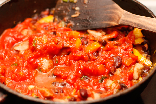 И в заключение — томатное пюре или мелко нарезанные помидоры без кожицы. Потушите все вместе еще 3-5 минут и снимите с огня.