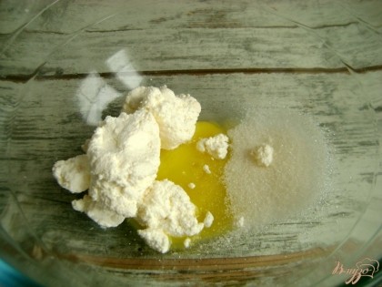 В глубокой посуде соедините куриный белок, творог и сахар.