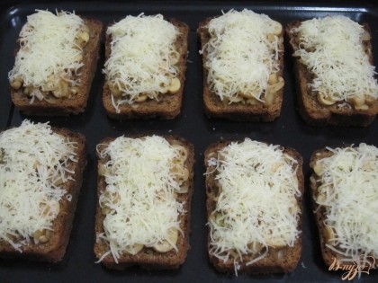 Сыр натереть на мелкой терке и посыпать сверху хлеб.