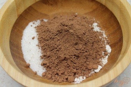 Добавляем какао порошок и все ингредиенты перемешиваем.
