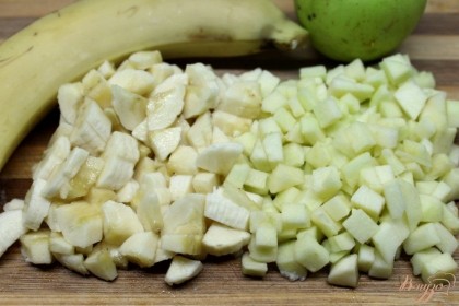 Нарезаем на кусочки почищенные банан и яблоки.