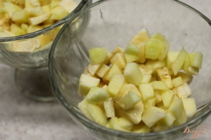 Смешиваем порезанные фрукты и кладем по 3 ст. ложки в салатницы.