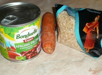 Далее беру морковь, рис и консервированную красную фасоль в томатном соусе. С белой фасолью такой суп мне не очень понравился - она слишком мягкая.