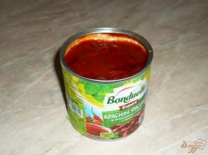 Фасоль оказалась в очень вкусном томатном соусе, если томатного соуса в другой фасоли маловато, то добавляем томат отдельно, суп у нас должен быть насыщенно-томатный.