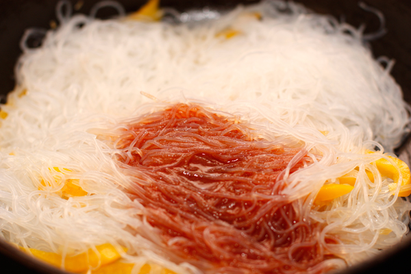 В миске смешайте соусы (по 2 ст.л.), рисовый уксус (1 ст.л.) и томатное пюре (2 ст.л.) и вылейте смесь на лапшу. 