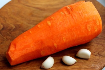 Морковь выбираем яркую и сочную. Чистим морковь и чеснок.