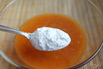Сахар перемалываем в пудру и добавляем в абрикосовое пюре. Количество сахара корректируйте по своему вкусу.