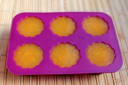 В кастрюлю добавляем абрикосовое пюре и перемешиваем. Массу раскладываем по формам. Ставим в холод на 15 минут.