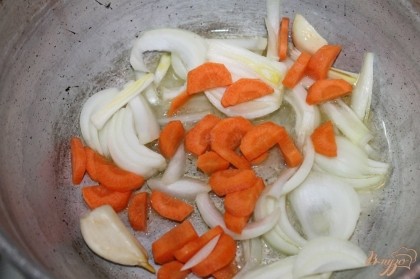 В металлическом сотейнике на растительном масле обжариваем сначала лук с морковью.