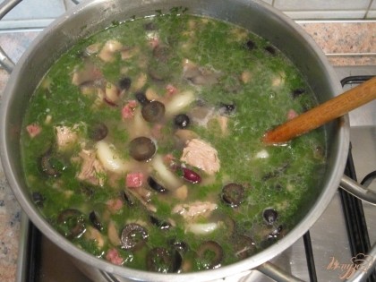 Через 10 минут после добавления фасоли положить в суп оливки и зелень. Поперчить, по необходимости подсолить. Поварить еще 1 мин. и выключить газ.