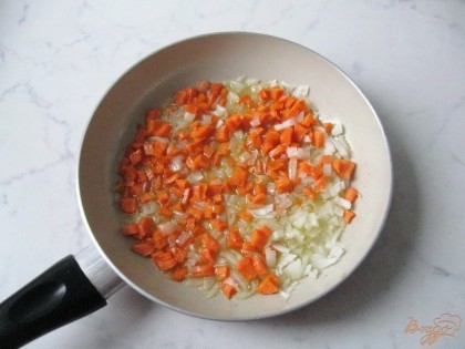 Тем временем почистить лук и морковь. Помыть их и нарезать произвольно, но не крупно. Затем припустить на сковороде с растительным маслом.