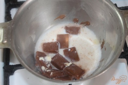 Для булочки надо растопить шоколад с молоком на медленном огне.