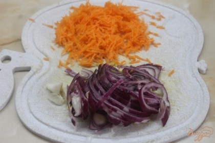 Морковь для блюда надо натереть на мелкую терку, лук нарезать полукольцами, чеснок средним кубиком.
