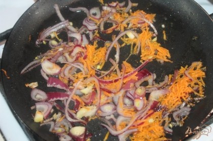 Далее обжариваем лук, морковь и чеснок.