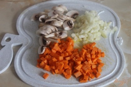 Морковку для супа и лук репчатый нарезать мелким кубиком, шампиньоны мелкими дольками.