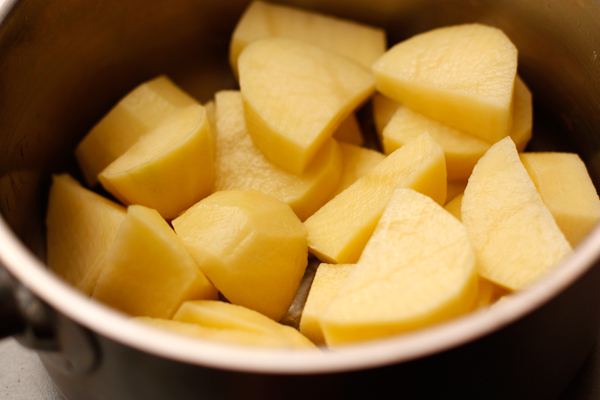 Картошку нужно почистить и крупно нарезать, а затем сварить в подсоленной воде.