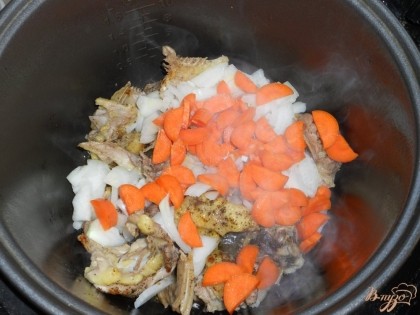 Добавить порезанные кусочками репчатый лук и морковь. Продолжать готовить на том же режиме еще 15 минут.