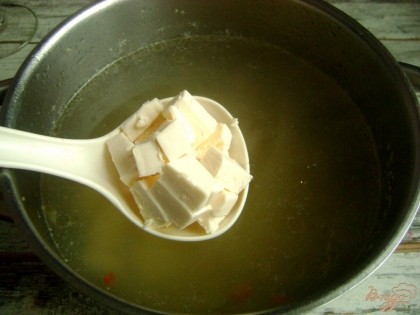 За 10 минут до полной готовности картофеля добавьте плавленый сыр.
