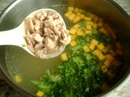 Добавьте измельченную брокколи, верните в суп куриное мясо. Варите до полной готовности. В конце суп следует поперчить.