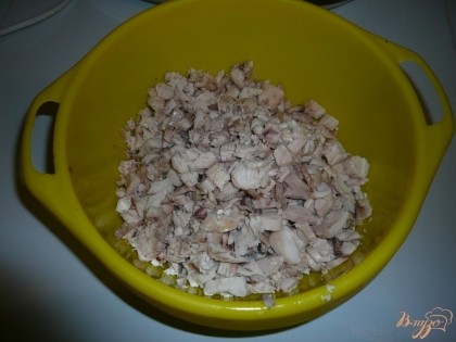 Куриное мясо обираю с костей, кожу снимаю и выкидываю. Нарезаю мясо мелкими кусочками.