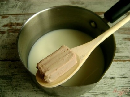 Тесто для пирожков готовим дрожжевое. Для начала нам понадобятся прессованные дрожжи и теплое молоко. Соедините эти продукты в одной посуде, добавьте немножко сахара.