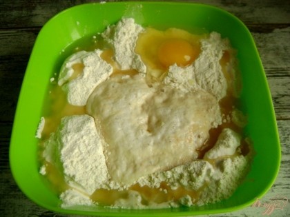 Вбейте куриное яйцо и влейте постное масло, добавить соль.