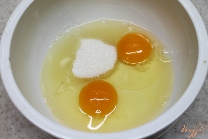 Вбиваем в миску яйца, добавляем сахар и соль.