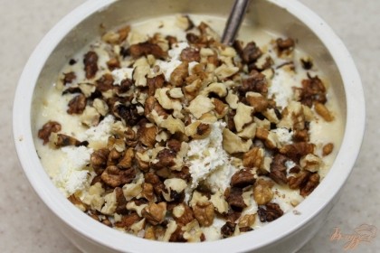 Чищенные грецкие орехи ломаем на кусочки и добавляем в творожное тесто.