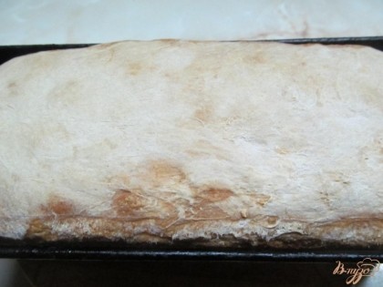 Готовый хлеб вынуть из формы и выложить на решетку до полного остывания.