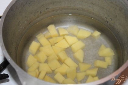 В воду закидываем картофель и варим, после закипания добавляем крупу.