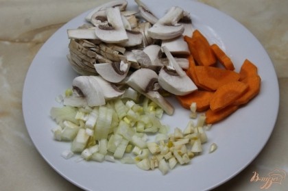 Выполняем нарезку для супа: грибы нашинковать мелко, лук, чеснок и морковка мелким кубиком.
