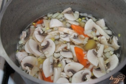 Добавляем овощи в суп. Варим до полной готовности. В конце приготовления добавить специи по вкусу, зелень и не много растительного масла.