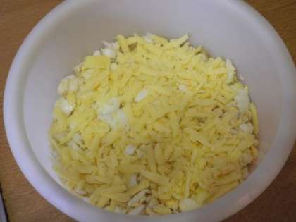 Выложить слой тертого сыра