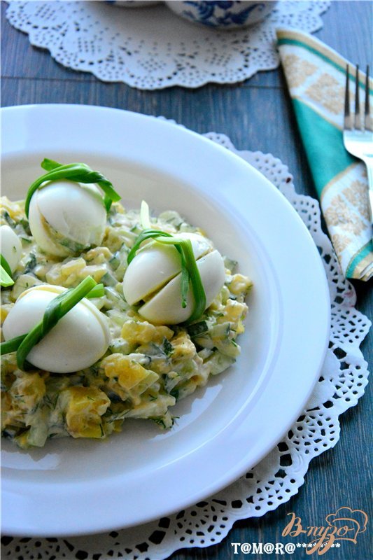 Салат выложить на плоское блюдо, сверху украсить яичными белками с начинкой. Приятного аппетита!