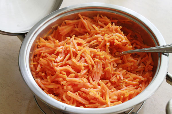 В морковь подмешайте столовую ложку растительного или сливочного масла.