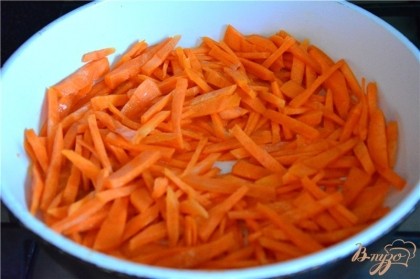 Морковь очистить и нарезать соломкой. Затем обжарить в растительном масле минуты 3-4