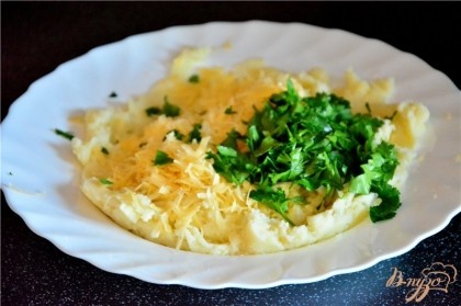 Подготовить начинку: смешать готовое картофельное пюре, натертый сыр и рубленую зелень
