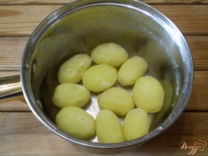 Картофель нужно обязательно приварить в соленой воде. Тогда он быстро испечется и будет не сухой. Варят средний картофель до 10 минут, мелкий до 7.