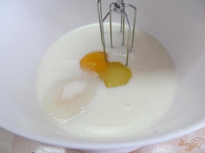 В чашу миксера влить молоко, вбить яйцо и добавить две столовые ложки сахара и соль на кончике ножа. Перебить.