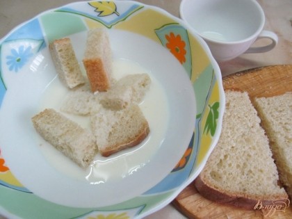 Два кусочка хлеба замочить в молоке.