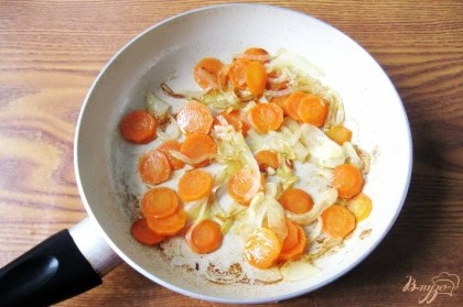 Морковь и репчатый лук нарезаем. Обжариваем на сковороде с маслом до мягкости. Чтобы овощи не подгорали , добавьте немного воды и продолжайте тушить под крышкой.