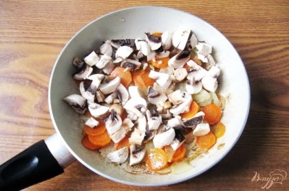 К луку и моркови добавляем нарезанные шампиньоны.